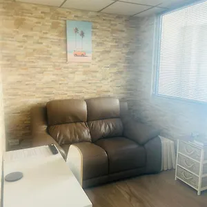 Stunning Location! 15m To Apartment